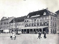 Trg bana Jelačića 1912. godine. Velika kavana  Hotel Milinov je izgrađen 1929. godine na mjestu gdje je do tada stajala kuća trgovca Pavla Hatza u kojoj se nalazila Velika kavana.